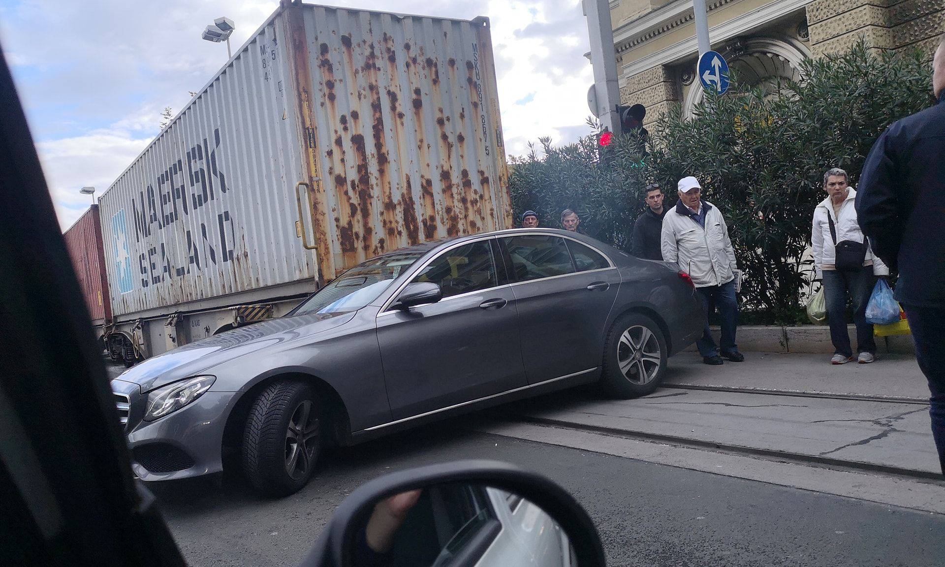 Vlak gurao Mercedes u centru Rijeke: 'Pa krenuo je unatrag!'