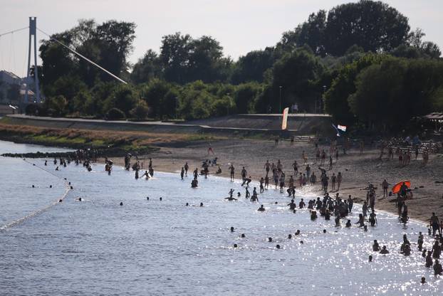 Osijek: Osječani pronašli osvježenje kupanjem na Dravi