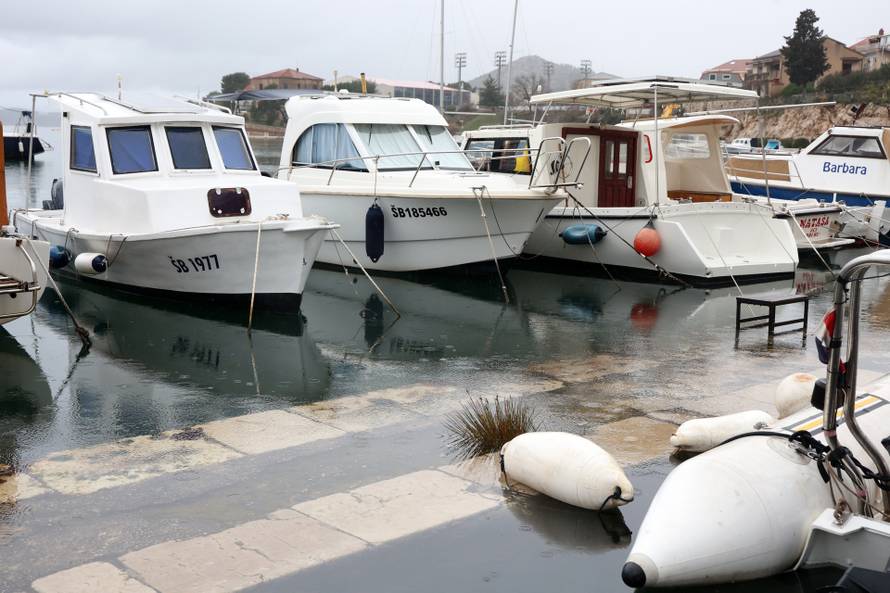 Šibenik: Jugo potopilo Dolac, cijela riva je pod morem