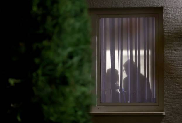 Dolazak inspektora u kuću Andrije Mikulića koji je uhićen u akciji USKOK-a