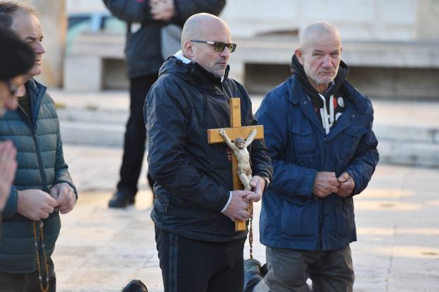 Sibenik: Muska molitva krunice u centru grada