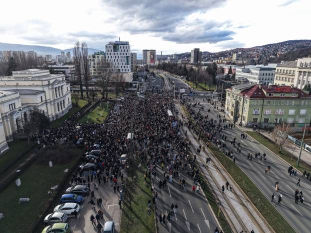 Sarajevo: Pogled iz zraka na okupljene u prosvjedu nakon stravične tramvajske nesreće