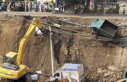 New Delhi: Urušila se garaža, u ruševinama zatočeni radnici