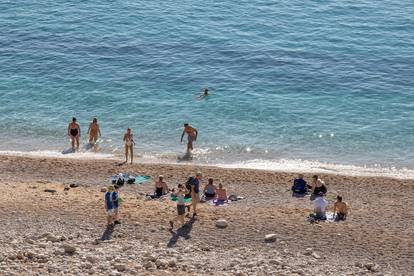 FOTO U Dubrovniku je i dalje ljeto: Turisti preplavili grad, uživaju na plažama i sunčaju se