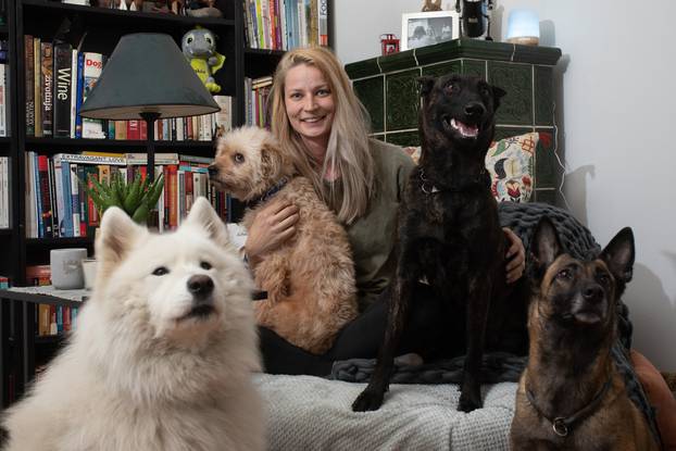 Zagreb: Dora Persi sa psima koje čuva u svom domu