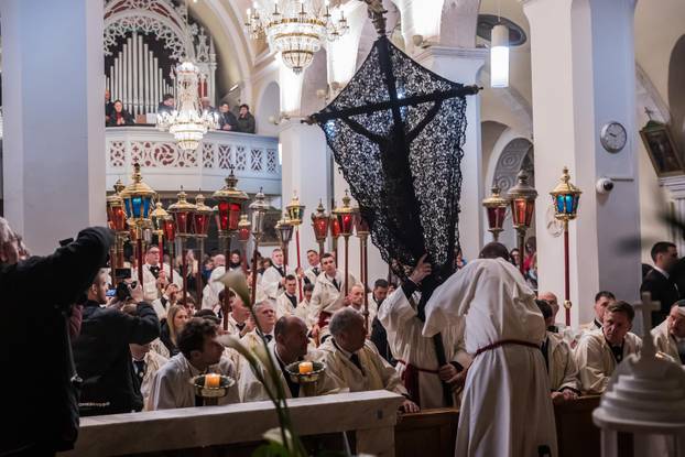 Jelsa: Ispraćaj jelšanskog križa i početak procesije "Za križen"