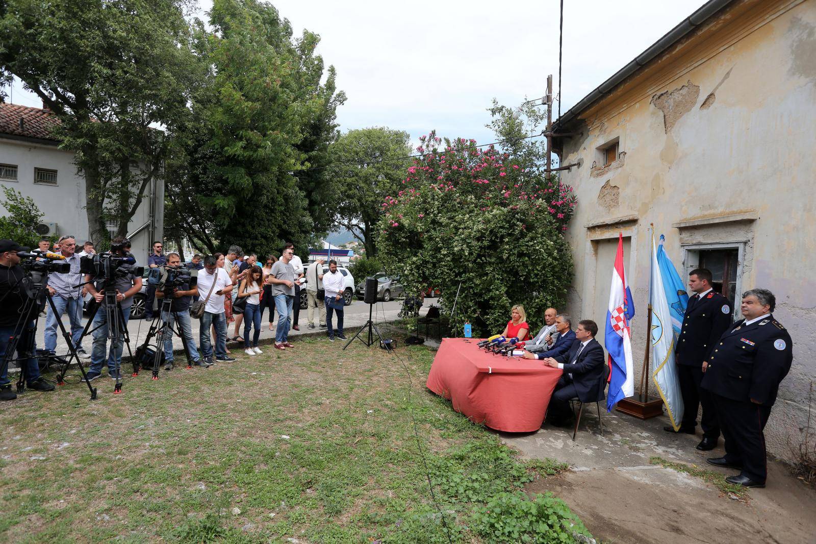 Vatrogasci zbunjeno gledali u Marića: 'Hvala mu za projekt'