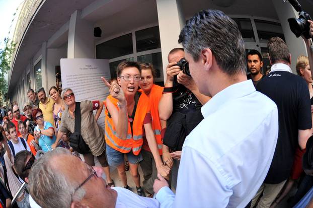 ARHIVA - 2010. Zagreb: Aktivisti za Varšavsku prosvjedovali pred sjedištem SDP-a 