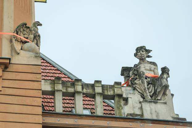 Zagreb: Kipovi na Domu Trgovačko-obrtničke komore zavezani s gurtnama radi sigurnosti
