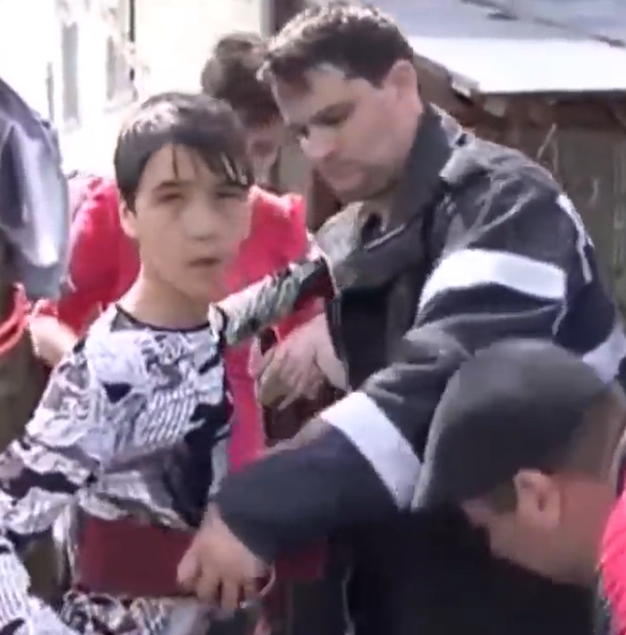 Ušao je u taj bunar kao dječak, izašao je kao muškarac. Malo tko ne zaplače na ovaj video