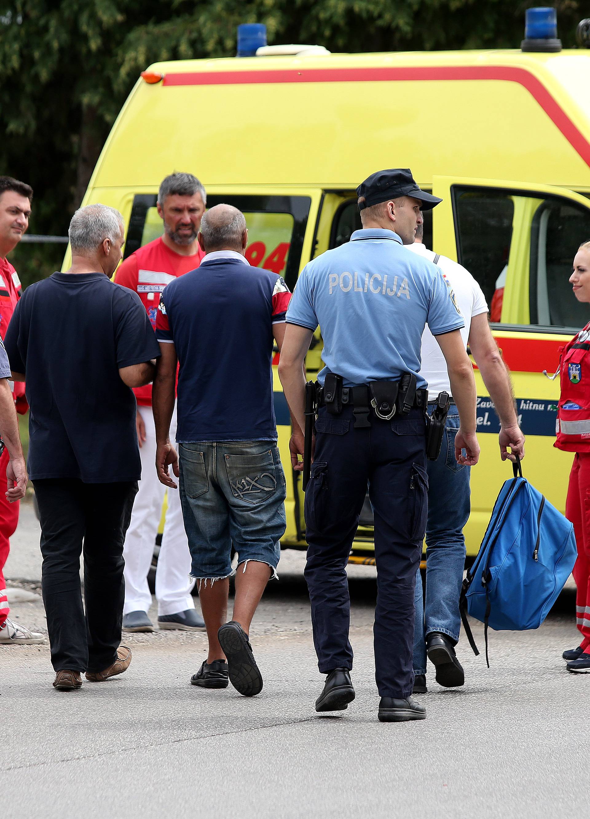 Azilant prijetio da će se baciti: Vatrogasci su ga spustili na tlo