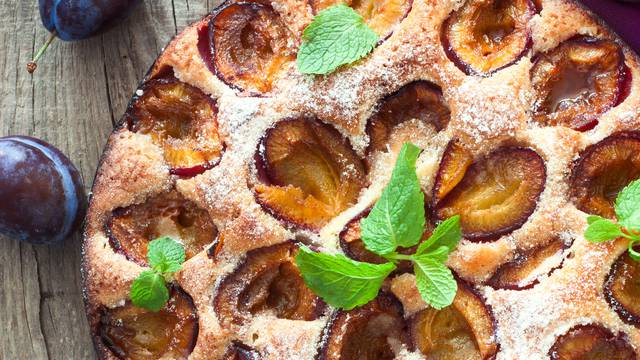 Bakin kolač sa šljivama - voćni užitak za jesenska popodneva