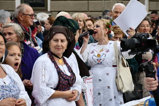 FOTO Slavonski Brod oborio rekord: Na Pogačafestu ispekli pogaču dugačku 20 metara!