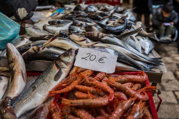 Split: Bogata ponuda ribe petkom u splitskoj ribarnici