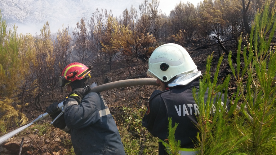 Kanader pomaže u gašenju, u Makarsku stiže i 150 vojnika