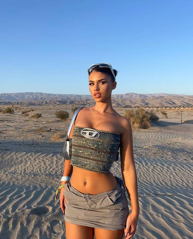 FOTO Proglasili su je kraljicom Coachelle: Seksi Leah grudnjak ne nosi, tangice joj odlično stoje