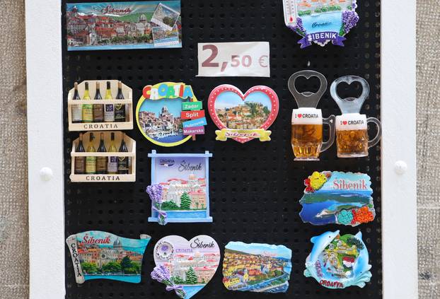 Šibenik: Ponuda suvenira u suvenirnici