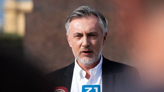 Zagreb: Miroslav Škoro održao konferenciju za medije na Trgu kralja Tomislava