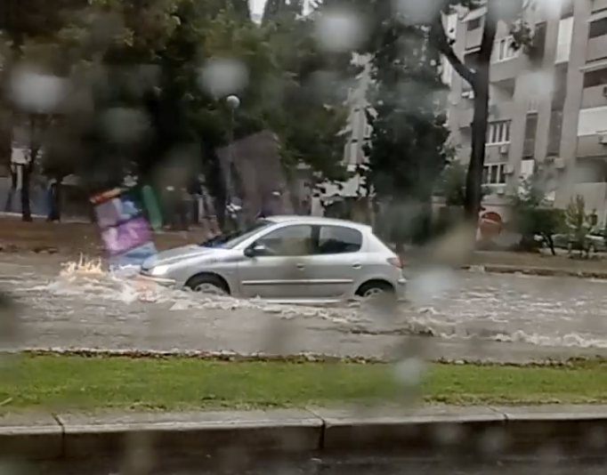 VIDEO Nevrijeme poplavilo ulice u Splitu: 'Vjetar nosi sve živo'