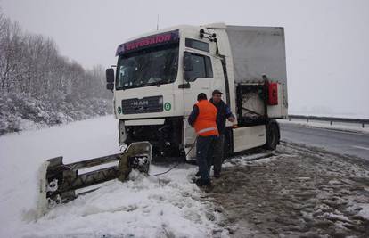 Sudarili se kamion,  auto i autobus, dvoje ozlijeđenih