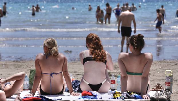 Split: Bačvice pune kupača uslijed toplog vremena