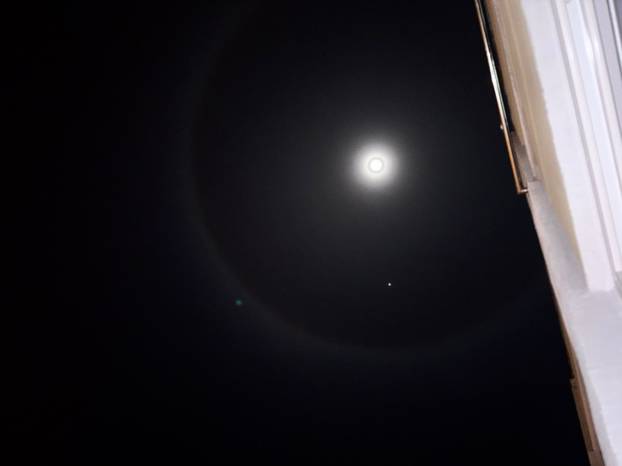 FOTO Hrvate uznemirila čudna pojava na nebu: 'Što bi to sada moglo biti oko Mjeseca!?'