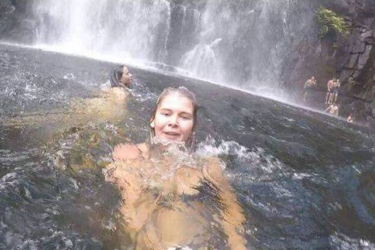 Девушка сделала селфи в водопаде и случайно