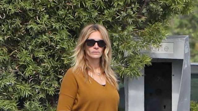 *EXCLUSIVE* Julia Roberts walks out of the Malibu Urgent Care