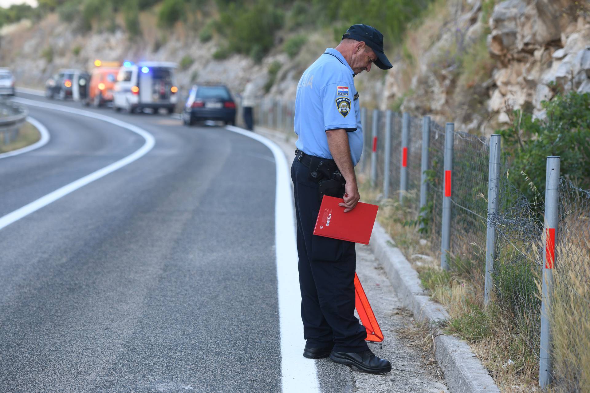 Vozač kojemu je kamen uslijed potresa uništio auto: 'Razbilo mi je sve sprijeda, u šoku sam'