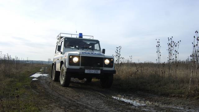 Policajci u terencu po šumi su tražili migrante pa se prevrnuli