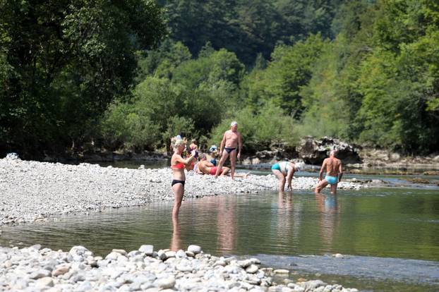 Brod na Kupi: Izletnici potražili osvježenje od ljetnih vrućina na rijeci Kupi u Gorskom kotaru