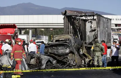 Stravična nesreća u Meksiku: Kamion naletio na šest auta i zapalio se, namanje 19 mrtvih
