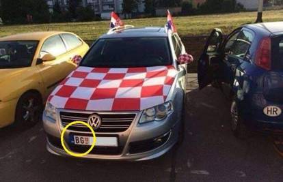 FOTO Auto beogradskih tablica ukrasio bojama 'vatrenih': 'Kad ne igra Srbija, navijam za vas!'