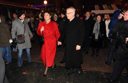 Josipović prošetao Trgom pa suprugu odveo u Gjuru na ples