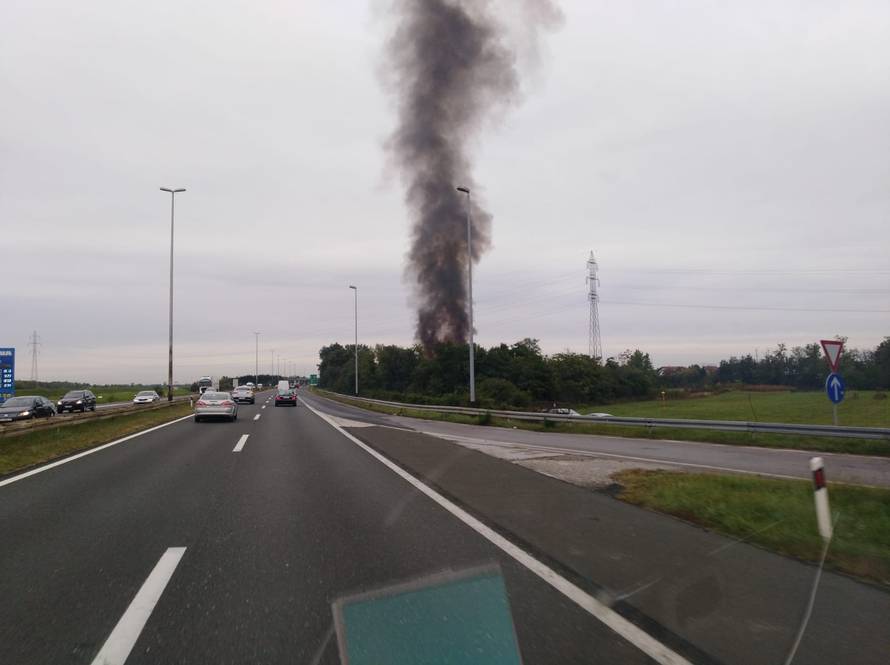 Izgorjela  baraka uz zagrebačku obilaznicu kod motela Plitvice