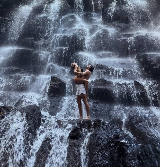 FOTO Polugoli i mokri do kože u vrelom zagrljaju: Maja objavila nikad vatrenije fotke sa Šimom