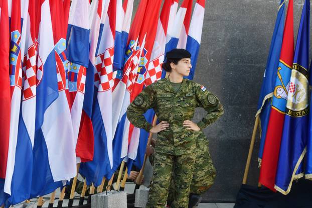 Knin: Ure?enje Trga Oluje za sutrašnju proslavu