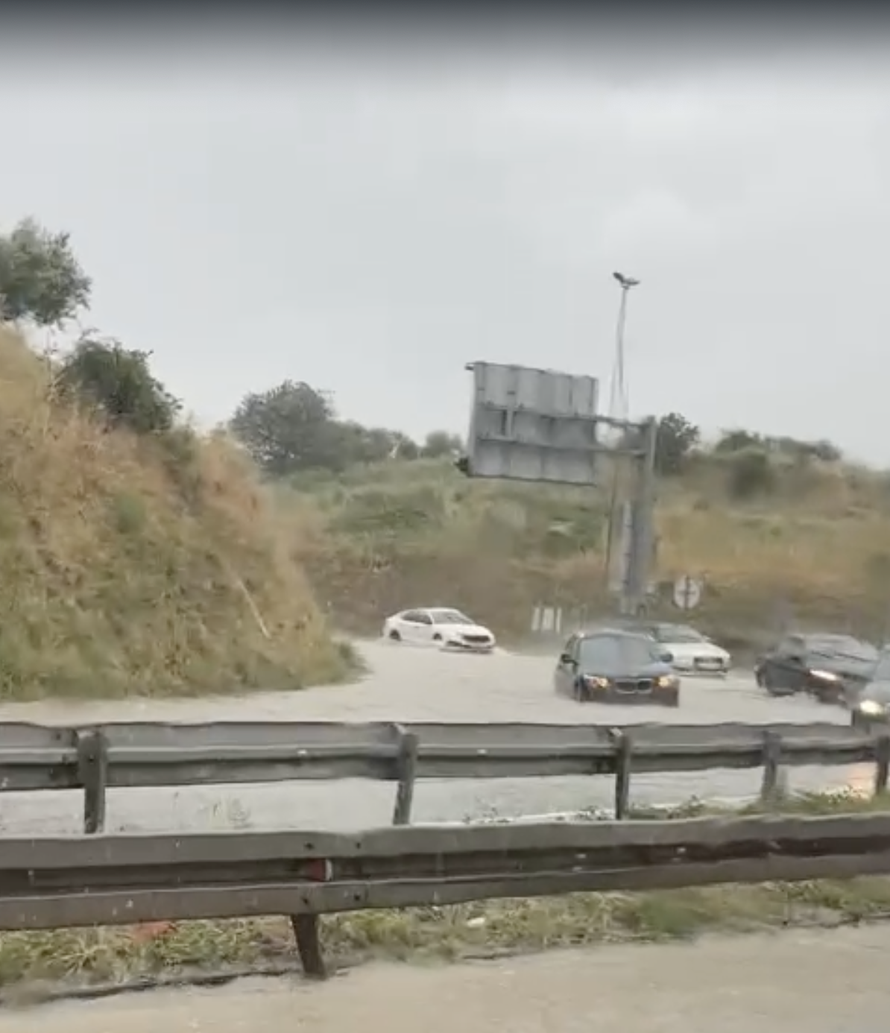 VIDEO Kaos na širem području Splita: 'BMW je ostao zarobljen u vodi, vozimo se 20 na sat'