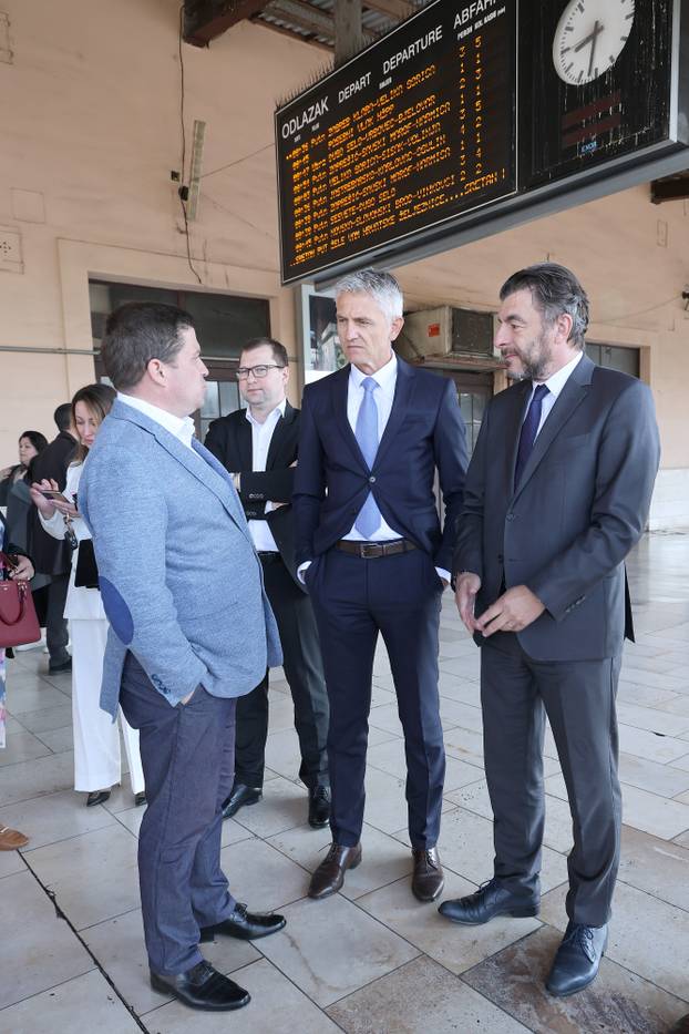 Zagreb:  Prvi elektrobaterijski vlak pušten u promet