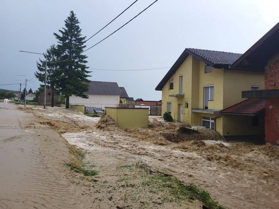 Jako nevrijeme poplavilo kuće, dvorišta i ceste diljem Hrvatske: 'U Požegi je palo 63 l/m2 kiše'