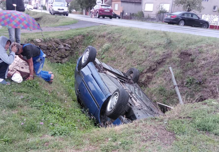 Vozačica ozlijeđena, djeca iz auta prošla  su bez posljedica