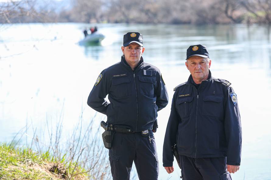 24sata Hrvatska Kostajnica: Policajci koji su prvi pronašli migrante koji su spašeni iz rijeke Une