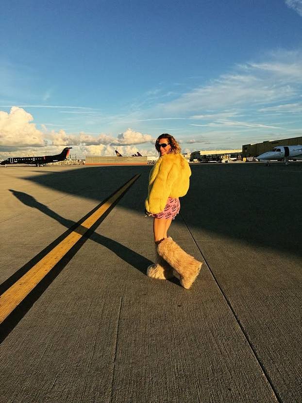 Pronađi Keshu! Nosila neobičnu cvjetnu kreaciju i šokirala sve: Izgledala poput velikog buketa