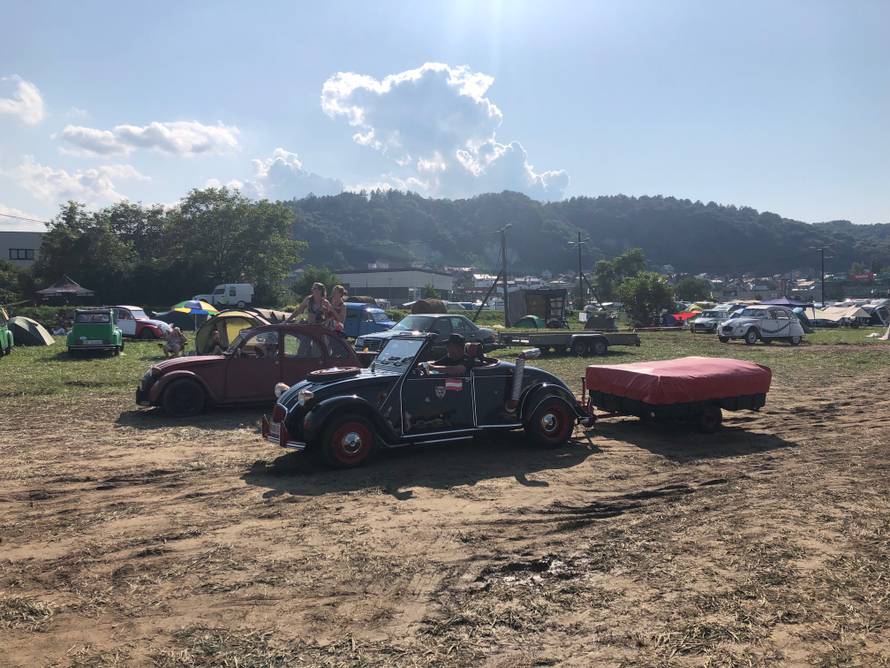 Spačeki okupirali Trg: Ma ovo je naš automobilski Woodstock