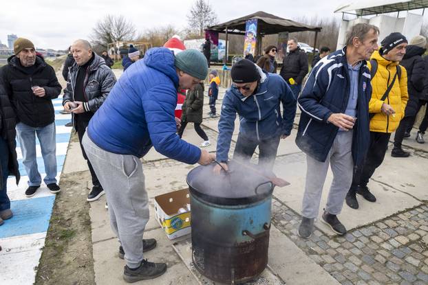 Osijek: Tradicionalno kupanje i picigin u rijeci Dravi
