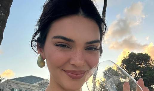 Kendall Jenner počastila fanove novom fotkom: Ispod prozirne haljine nije nosila grudnjak...