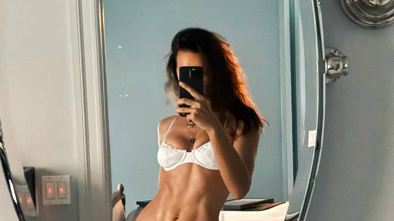 FOTO Irina Shayk gole je grudi skrila rukama, a pokazala je i kakve tangice ima na sebi