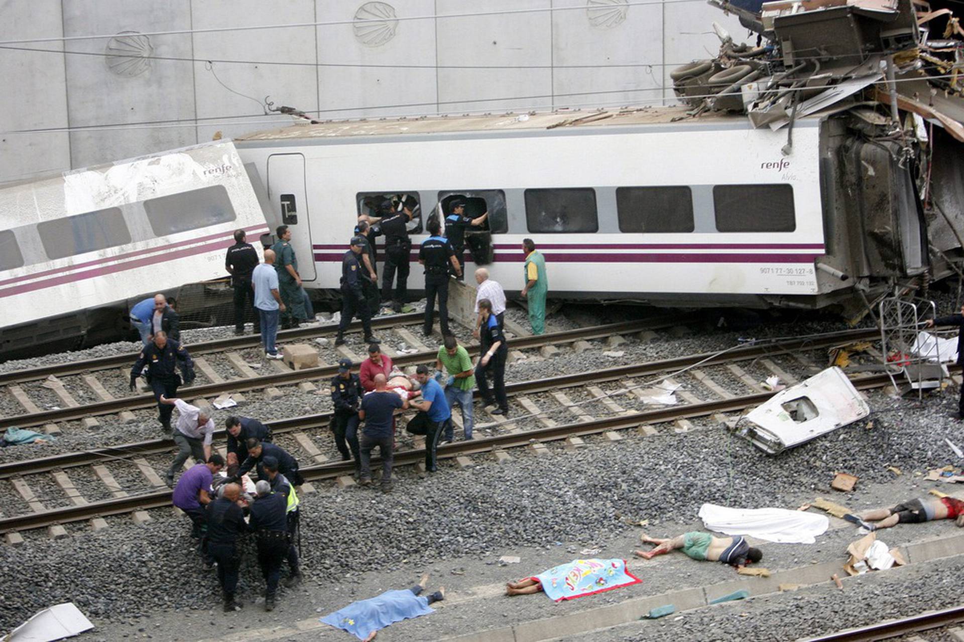 Почему задержка поездов. Крушение поезда в Испании 2013. Крушение поезда Сантьяго де Компостела. Крушение поезда 24 июля 2013 года в Испании.