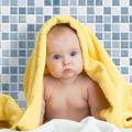 Za kupanje male bebe najbolje je odabrati samo običnu vodu
