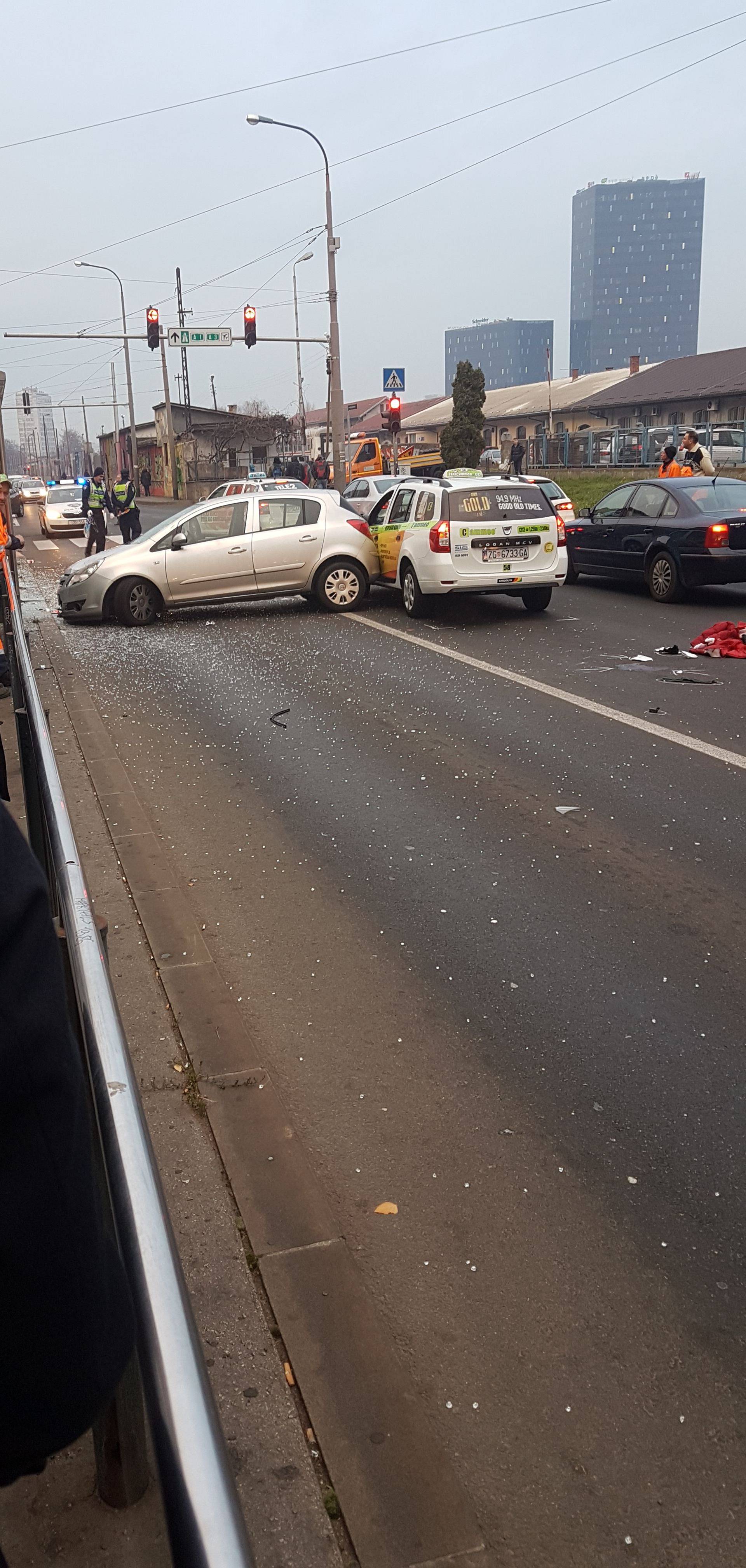 Prelazila cestu na crveno pa ju je udario auto i teško ozlijedio